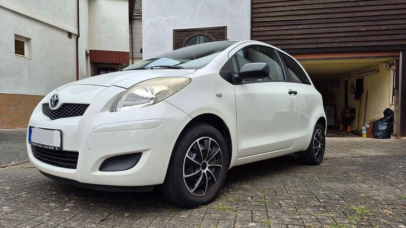 Weiß Gebraucht 2010 Toyota Yaris Cool Limousine | 6.500 € (Teuer) - Bild 1/4