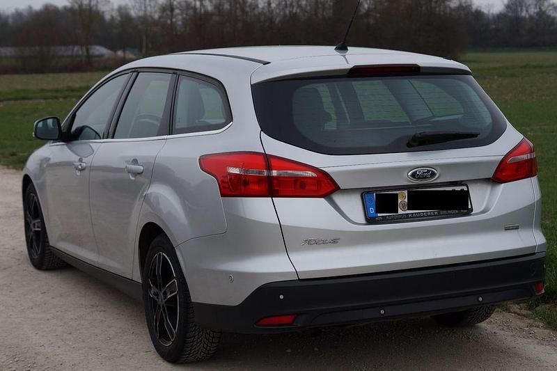Gebraucht Ford Focus Titanium 125 PS (91 kW) 2015 Silber Limousine