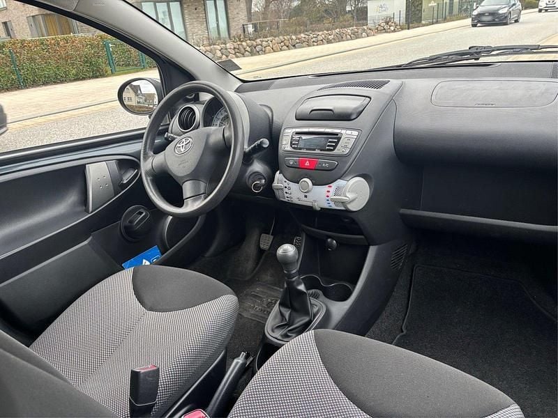 Gebraucht Toyota Aygo 68 PS (50 kW) 2014 Grau Kleinwagen