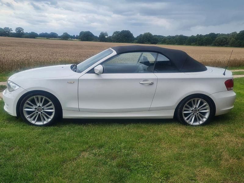 Weiß Gebraucht 2010 BMW 120 Cabriolet Performance Cabrio | 7.990 € (Fairer Preis) - Bild 1/4