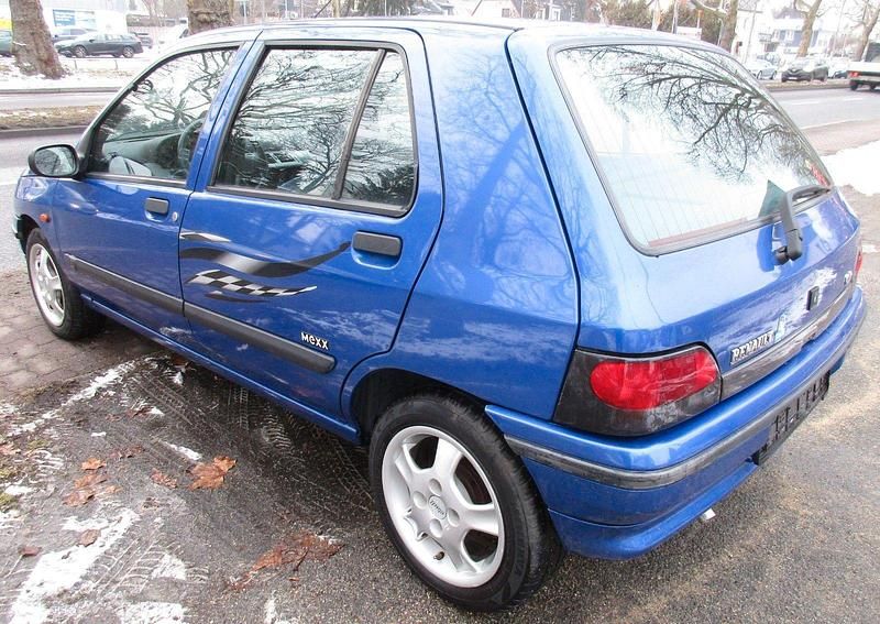Używany Renault Clio 54 KM (39 kW) 1996 Niebieski Hatchback