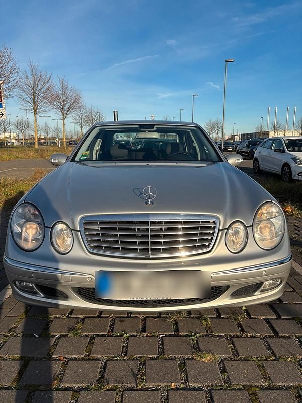 Grau Gebraucht 2005 Mercedes E350 Elegance Limousine | 4.200 € (Etwas zu teuer) - Bild 1/4