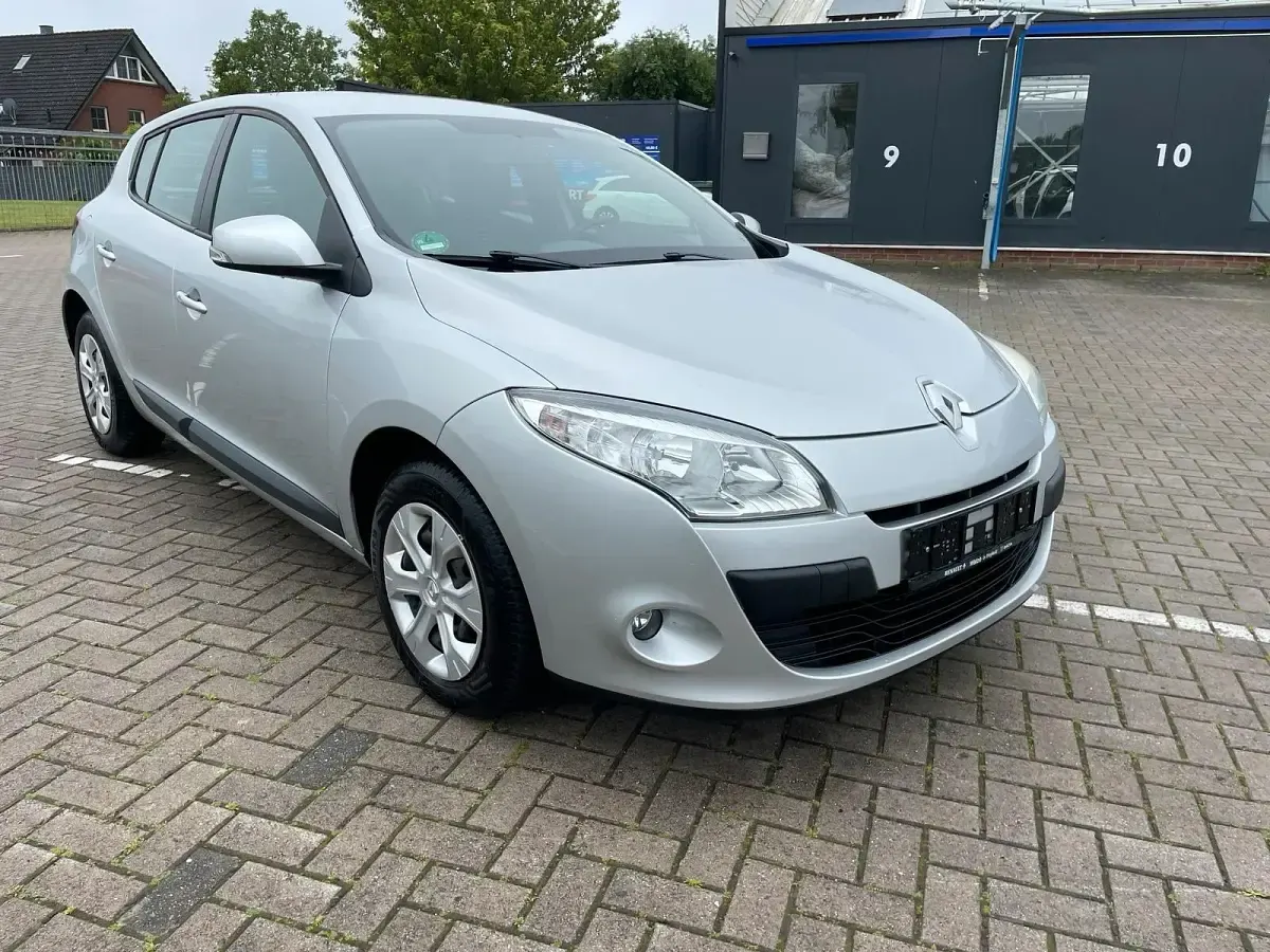 Gebraucht Renault Mégane III 101 PS (74 kW) 2010 Silber Limousine