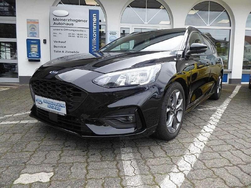 Schwarz (obsidianschwarz metallic) Gebraucht 2021 Ford Focus ST-Line Kombi | 19.990 € (Fairer Preis) - Bild 1/4