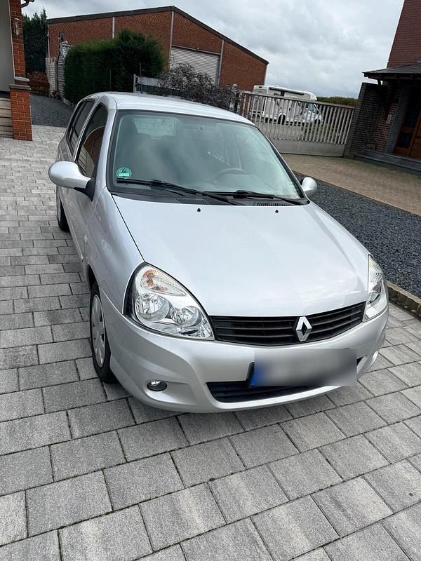 Silber Gebraucht 2010 Renault Clio II Campus Kleinwagen | 2.600 € (Fairer Preis) - Bild 1/4