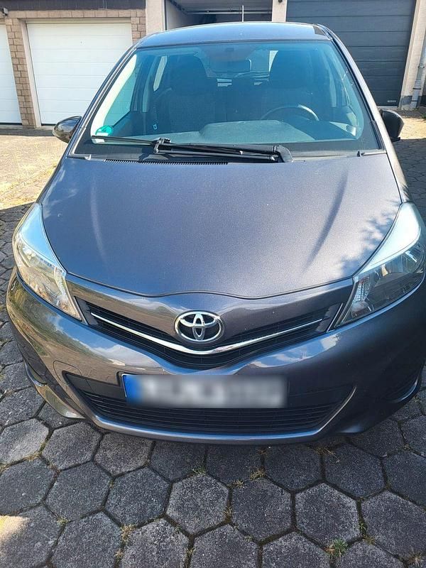 Grau Gebraucht 2014 Toyota Yaris Club Kleinwagen | 7.300 € (Guter Preis) - Bild 1/4