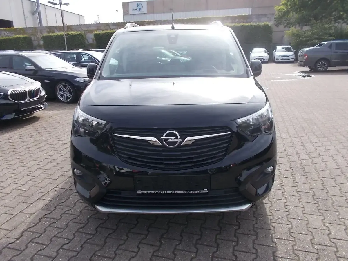 Gebraucht Opel Combo Innovation 131 PS (96 kW) 2018 Schwarz Van / Kleinbus