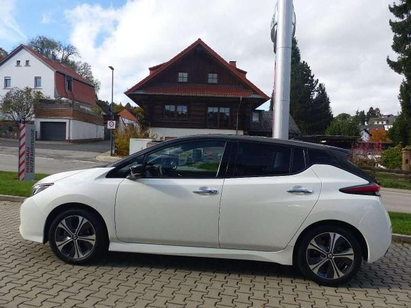 Gebraucht Nissan Leaf 110 kW (150 PS) 2021 Weis/schwarz Kleinwagen