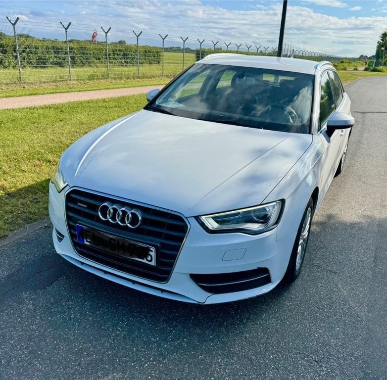 Weiß Gebraucht 2014 Audi A3 Comfort Limousine | 12.000 € (Guter Preis) - Bild 1/4