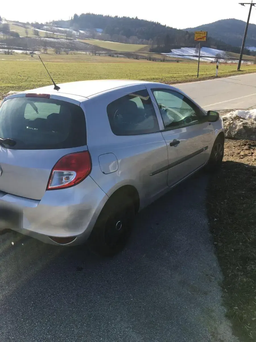 Gebraucht Renault Clio 75 PS (55 kW) 2012 Silber Kleinwagen