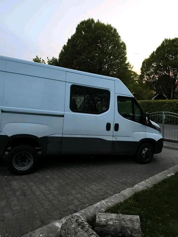 Second-hand Iveco Daily 150 CP (110 kW) 2017 Alb Monovolum