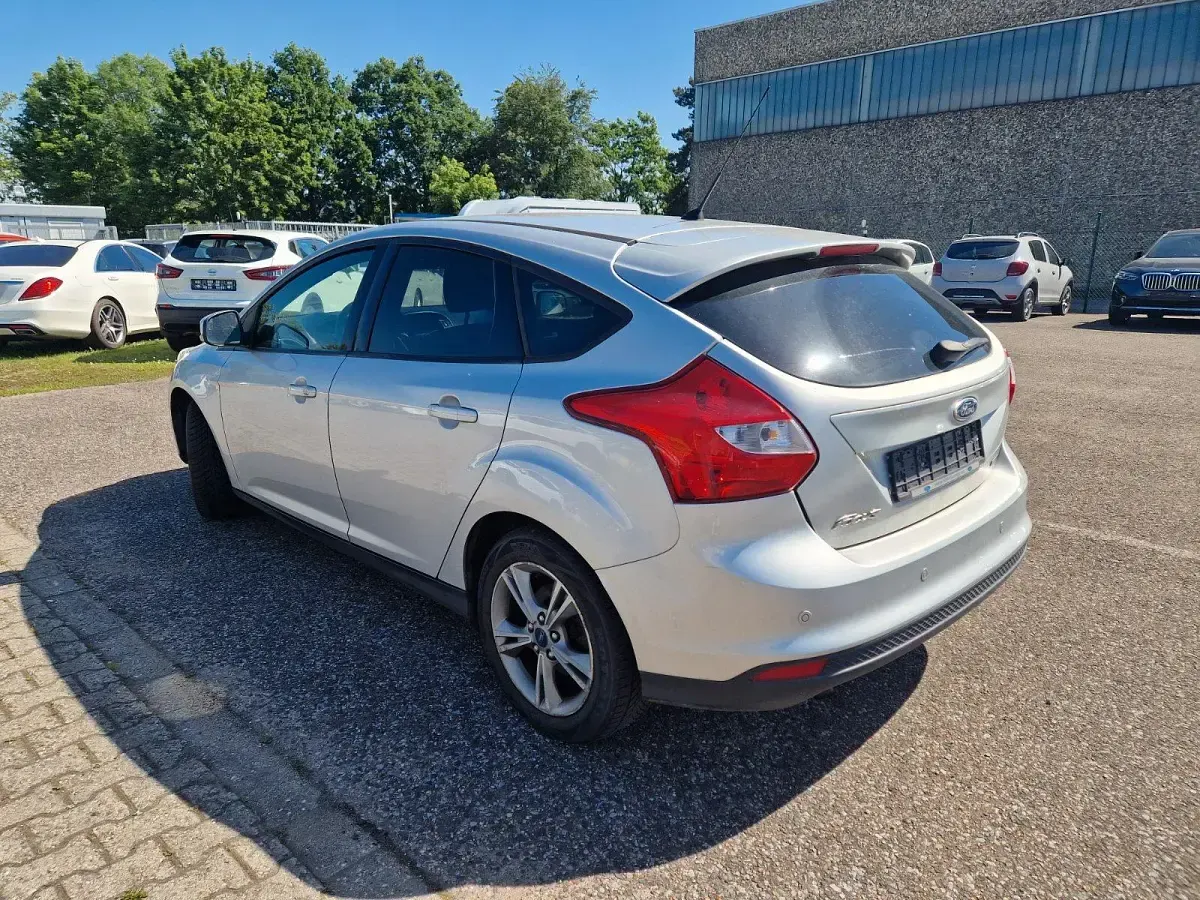 Usado Ford Focus 125 CV (91 kW) 2013 Plateado Berlina