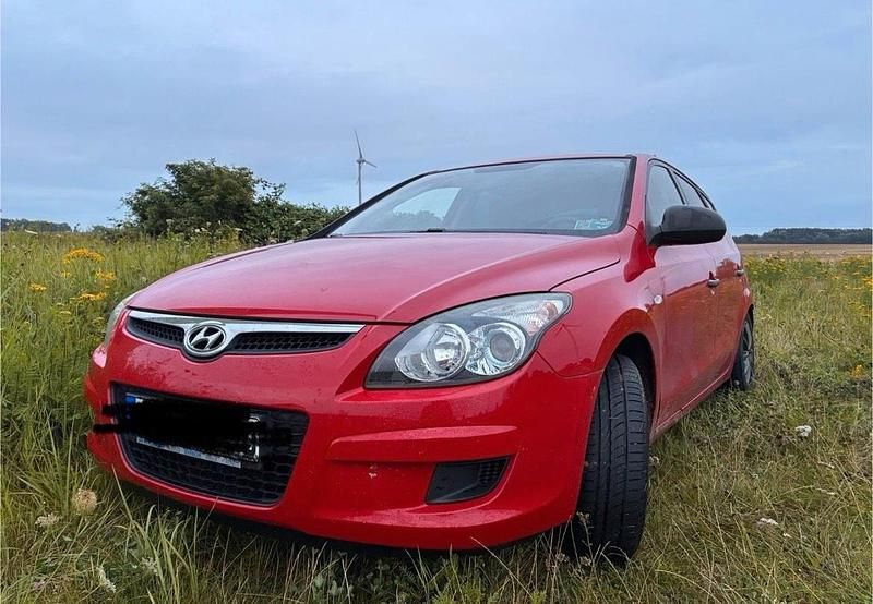 Rot Gebraucht 2010 Hyundai i30 Limousine | 2.000 € (Superpreis) - Bild 1/4