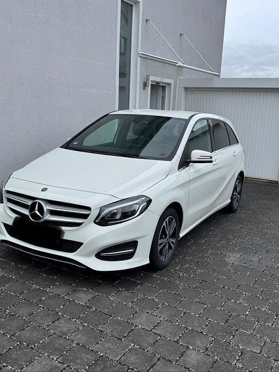 Gebraucht Mercedes B180 109 PS (80 kW) 2018 Weiß Van / Kleinbus