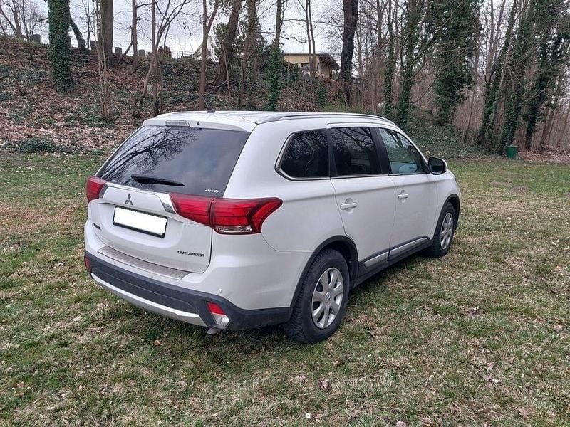 Używany Mitsubishi Outlander 150 KM (110 kW) 2016 Biały SUV