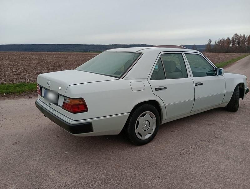 Gebraucht Mercedes E260 160 PS (117 kW) 1990 Weiß Limousine