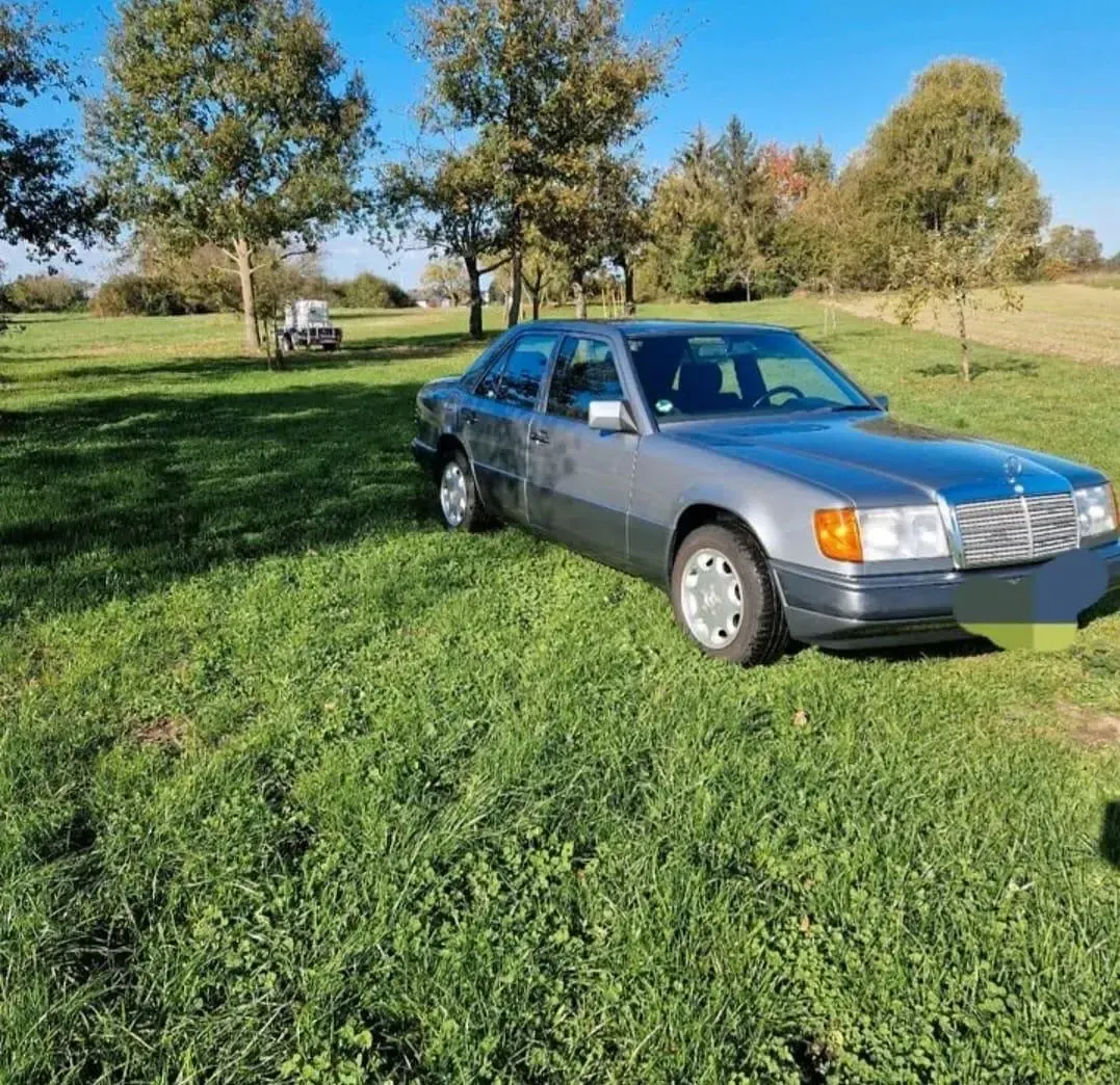 Gebraucht Mercedes E200 118 PS (86 kW) 1992 Grau Limousine