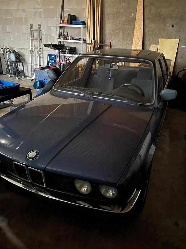 Gebraucht BMW 325 122 PS (89 kW) 1985 Blau Limousine