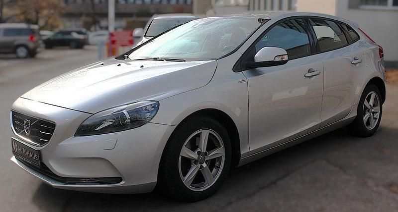 Silber Gebraucht 2015 Volvo V40 You! Limousine | 8.900 € (Guter Preis) - Bild 1/4