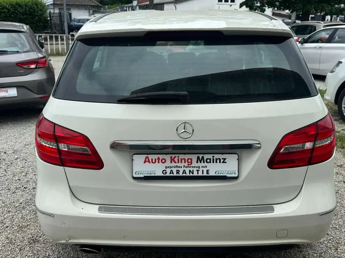 Gebraucht Mercedes B180 122 PS (89 kW) 2012 Calcitweiss  unilack Kleinwagen