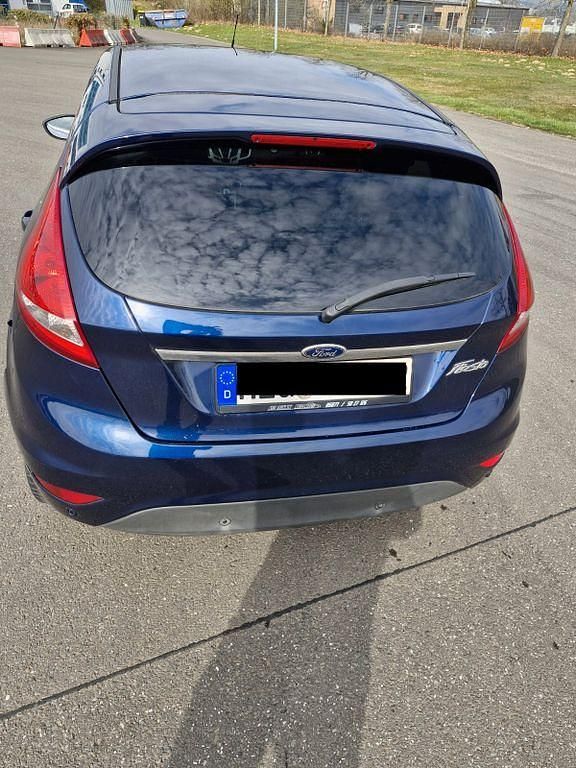 Gebraucht Ford Fiesta Titanium 95 PS (69 kW) 2011 Blau Kleinwagen