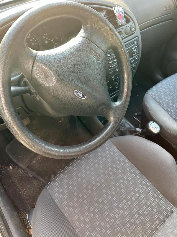 Gebraucht Ford Fiesta 60 PS (44 kW) 2001 Grau Kleinwagen