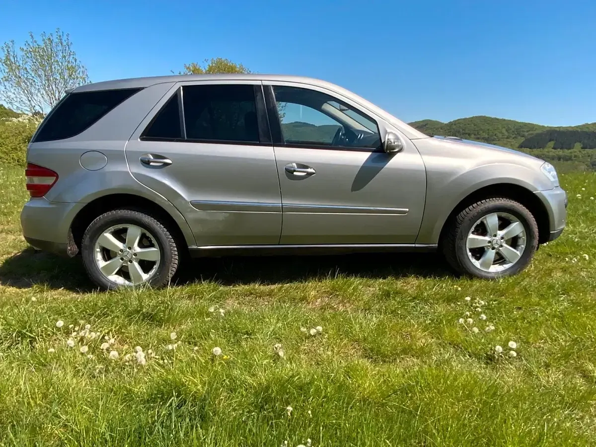 Używany Mercedes ML500 306 KM (225 kW) 2006 Srebrny SUV