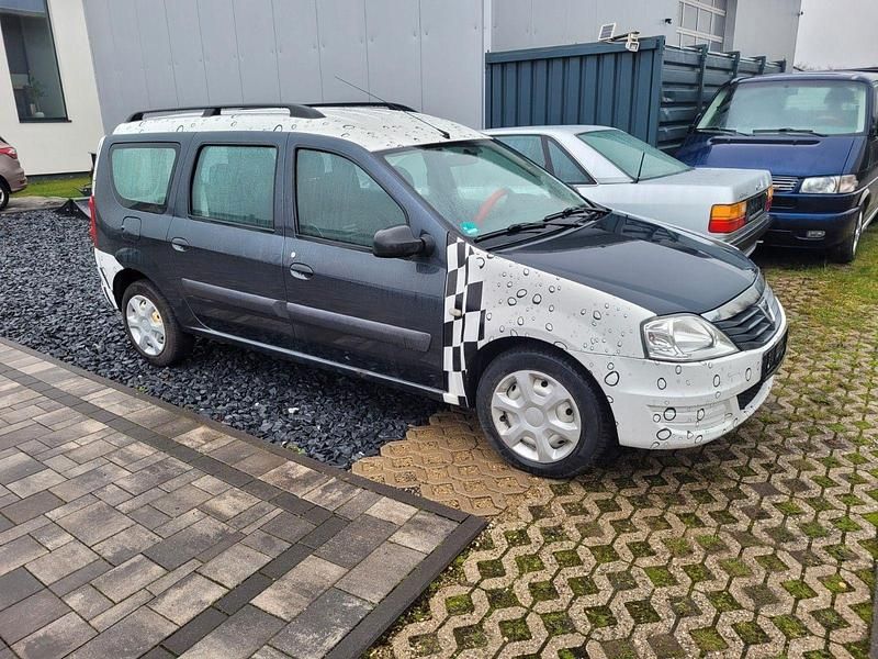 Grau Gebraucht 2013 Dacia Logan MCV Kombi | 3.333 € (Etwas zu teuer) - Bild 1/4