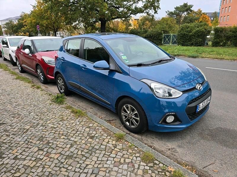 Gebraucht Hyundai i10 75 PS (55 kW) 2015 Blau Kleinwagen