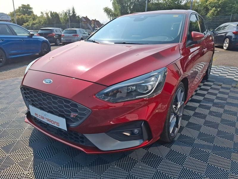 Rot Gebraucht 2020 Ford Focus ST Limousine | 17.990 € (Superpreis) - Bild 1/4