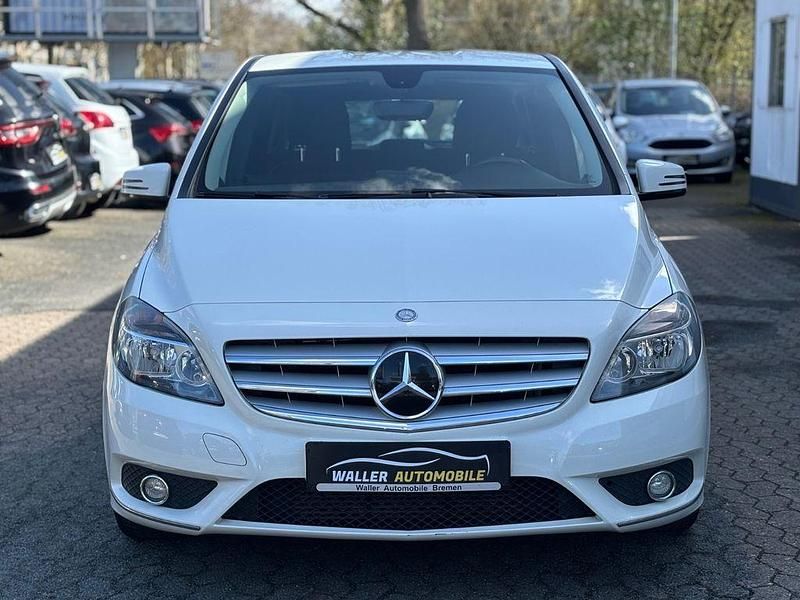 Gebraucht Mercedes B180 122 PS (89 kW) 2014 Weiß Kleinwagen