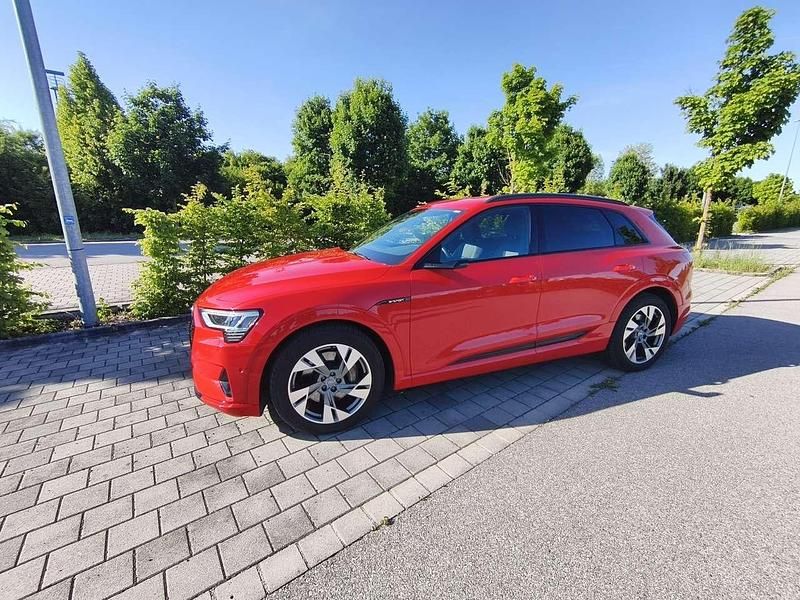 Rot Gebraucht 2019 Audi e-tron Advanced SUV | 30.000 € (Guter Preis) - Bild 1/4