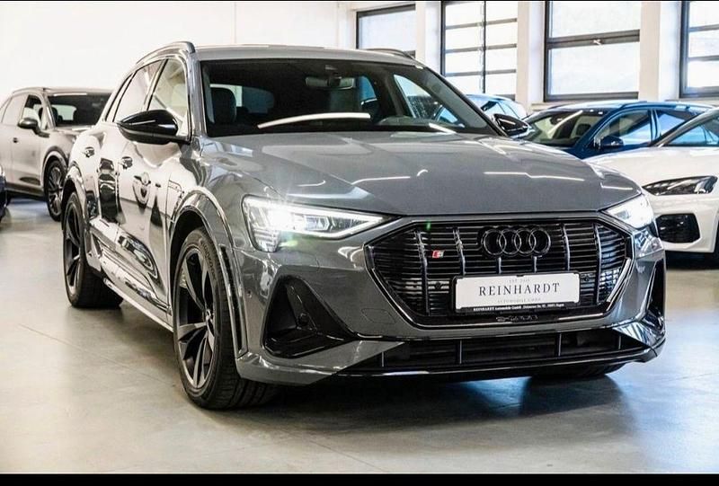 Grau Gebraucht 2021 Audi e-tron Ambiente SUV | 38.000 € (Superpreis) - Bild 1/4