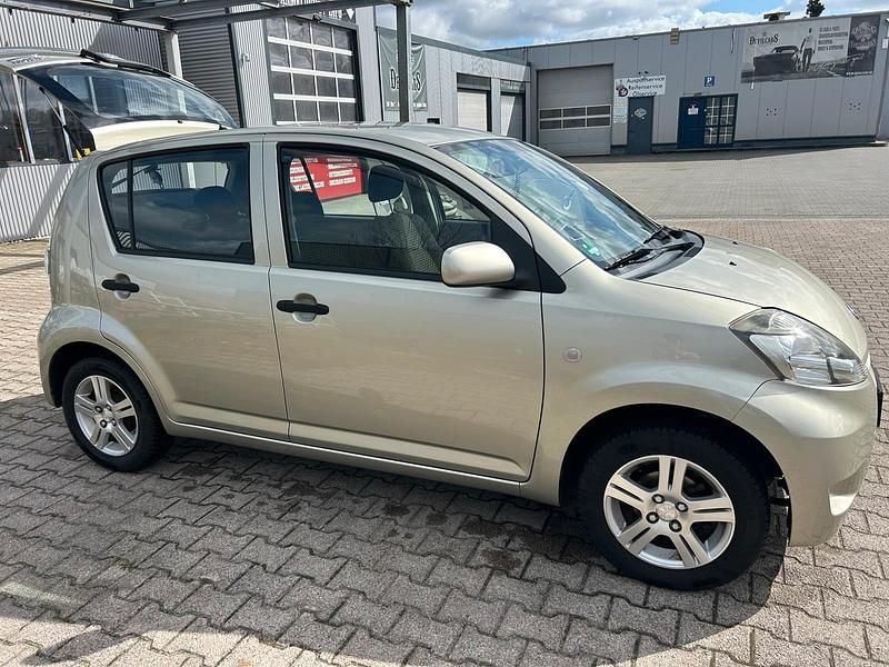 Gebraucht Daihatsu Sirion 70 PS (51 kW) 2009 Silber Kleinwagen