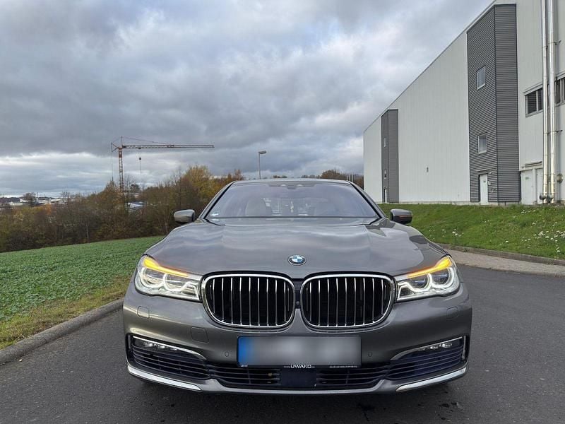 Gebraucht BMW 750 Sport Line 449 PS (330 kW) 2016 Grau Limousine