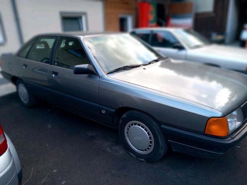 Grau Gebraucht 1989 Audi 100 Limousine | 8.500 € - Bild 1/4