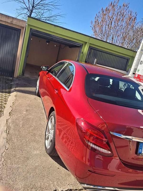 Gebraucht Mercedes E220 Avantgarde 194 PS (142 kW) 2016 Rot Limousine