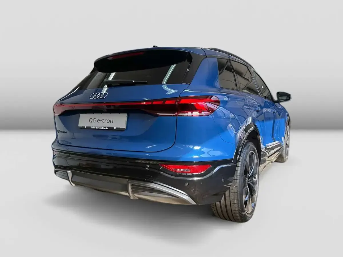 Neu Audi Q6 e-tron Performance 225 kW (306 PS) 2026 Ascariblau metallic SUV