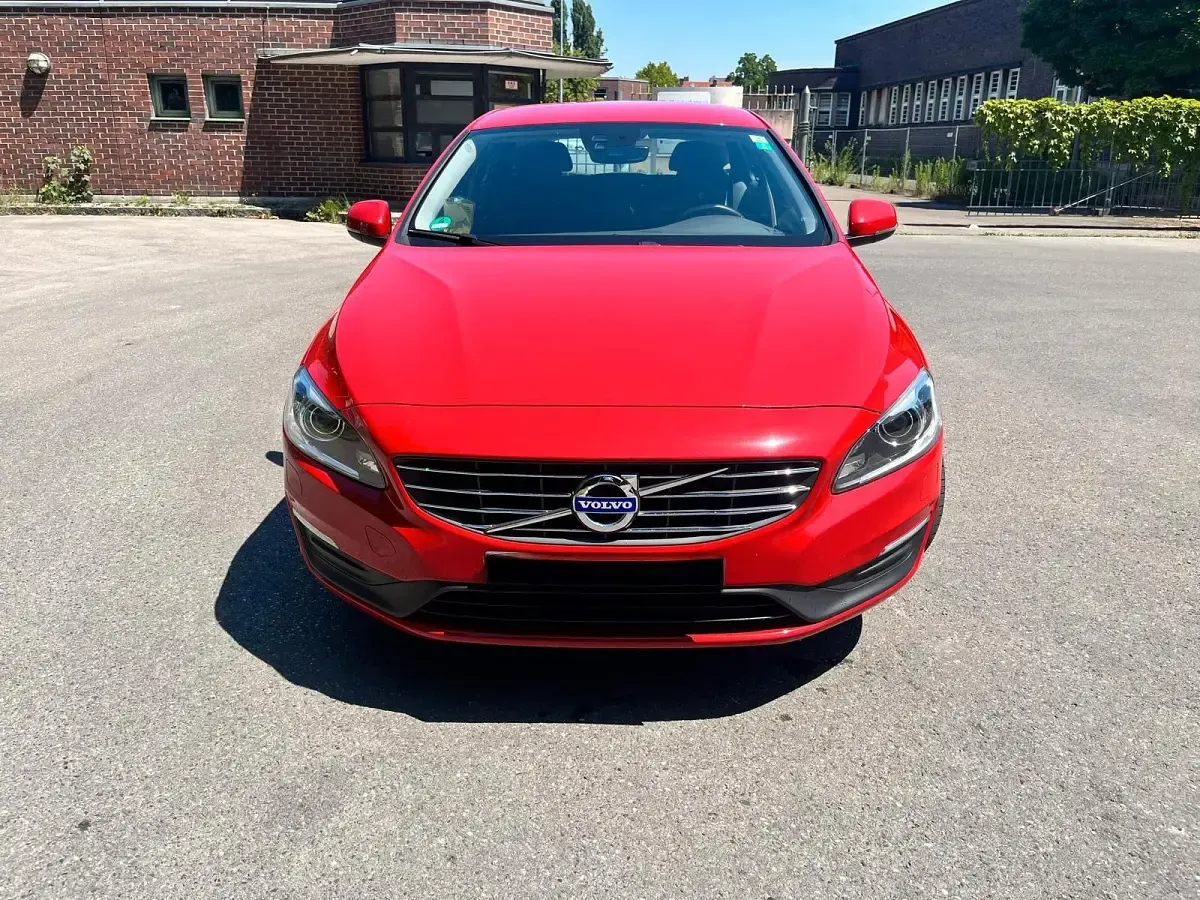 Gebraucht Volvo V60 Momentum 288 PS (211 kW) 2018 Rot Kombi