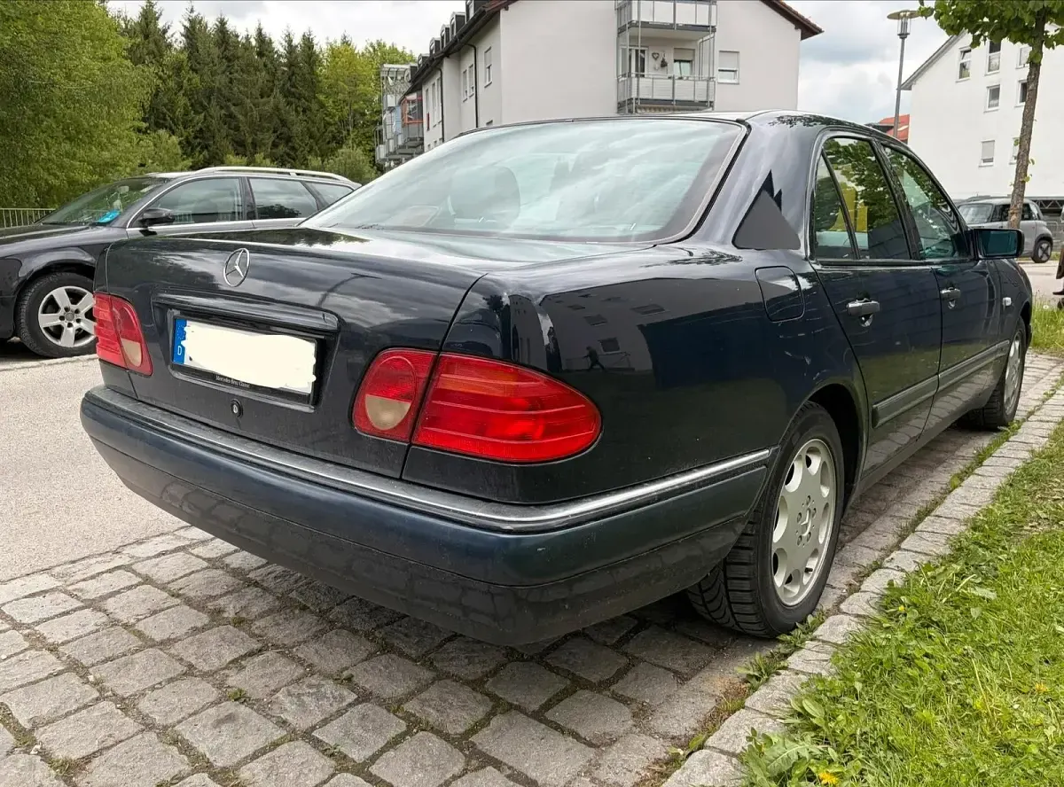 Gebraucht Mercedes E280 Elegance 204 PS (150 kW) 1997 Blau Limousine