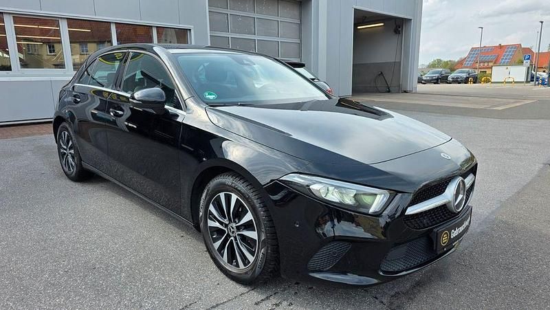 Gebraucht Mercedes A180 116 PS (85 kW) 2021 Schwarz Limousine