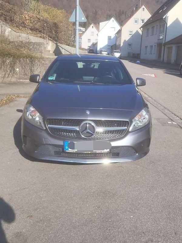 Gebraucht Mercedes A180 122 PS (89 kW) 2016 Grau Limousine