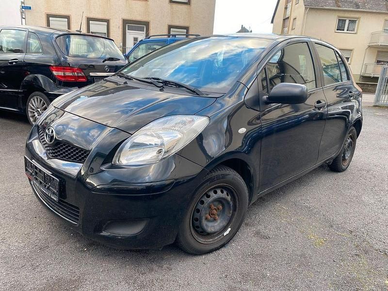 Schwarz Gebraucht 2010 Toyota Yaris Basis Limousine | 2.300 € (Fairer Preis) - Bild 1/4