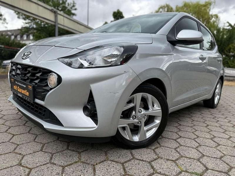 Silber Gebraucht 2020 Hyundai i10 Kleinwagen | 10.191 € (Fairer Preis) - Bild 1/4