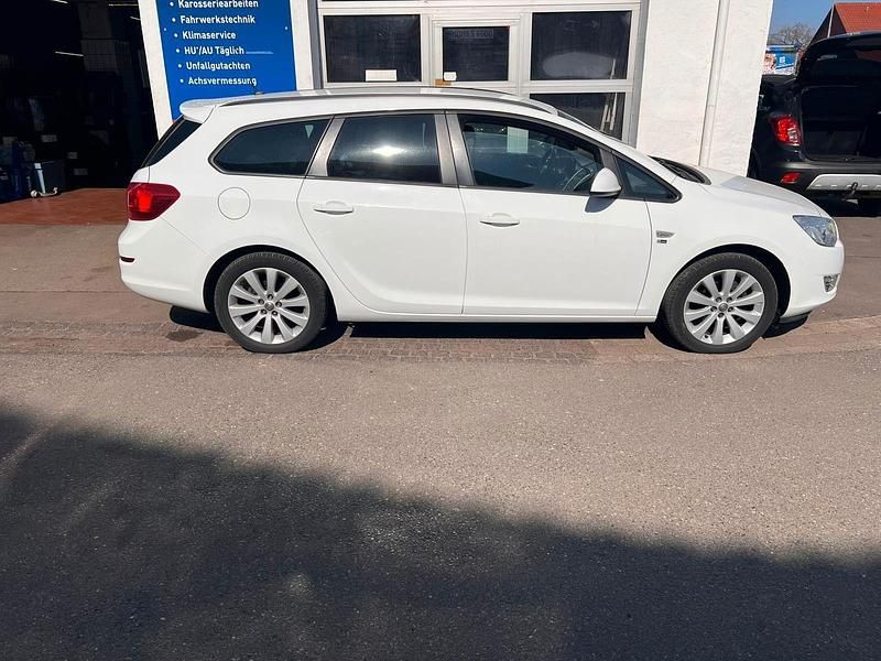 Gebraucht Opel Astra 101 PS (74 kW) 2012 Weiß Kombi