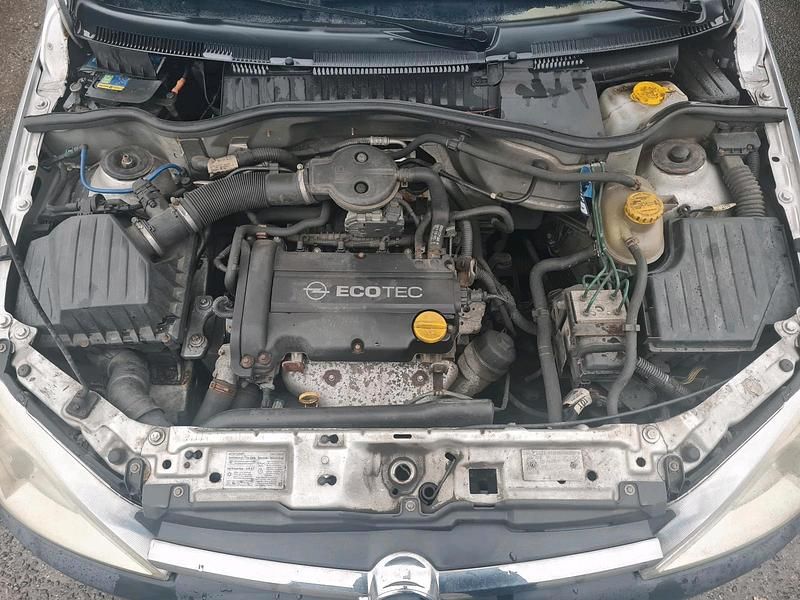 Używany Opel Corsa 75 KM (55 kW) 2002 Srebrny Hatchback