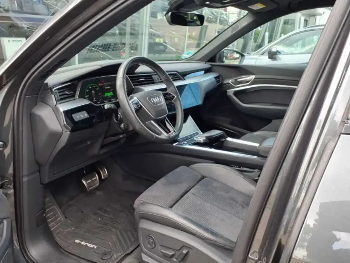 Gebraucht Audi Q8 e-tron S-Line 300 kW (408 PS) 2023 Daytonagrau perleffekt SUV