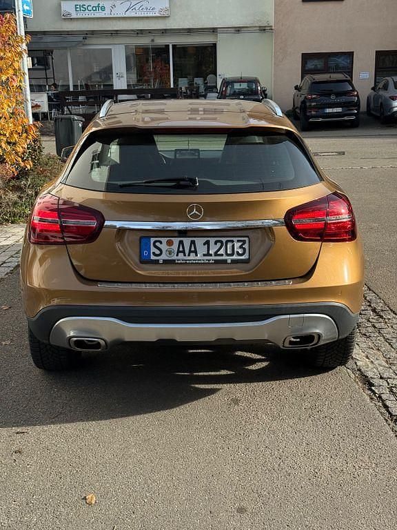 Gebraucht Mercedes GLA180 122 PS (89 kW) 2018 Gold SUV