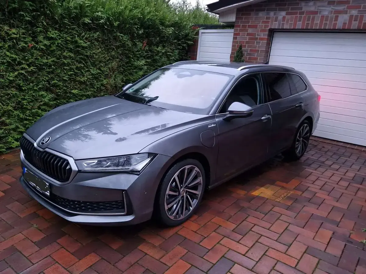 Gebraucht Skoda Superb 150 PS (110 kW) 2025 Grau Kombi