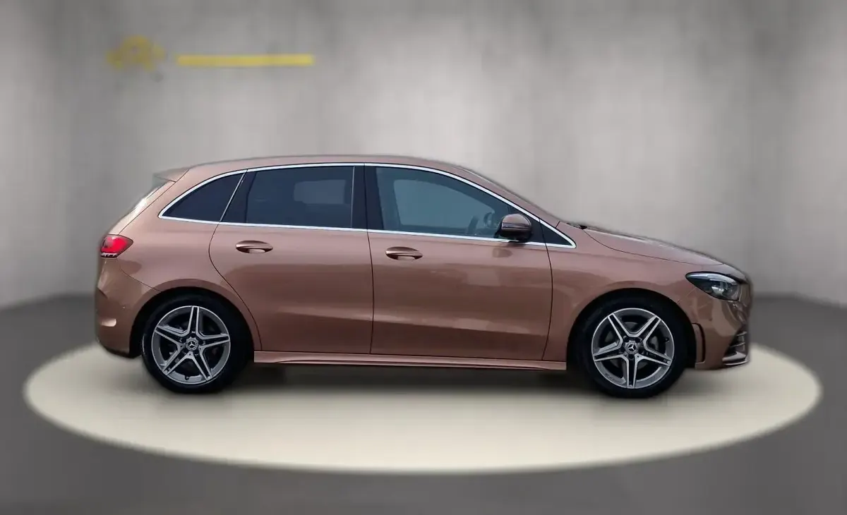 Gebraucht Mercedes B200 AMG line 163 PS (119 kW) 2023 Gold metallic Kleinwagen